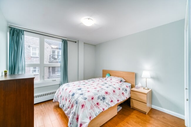 Building Photo - 5222-5222 Green St Unit 25