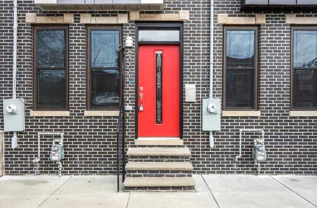 Building Photo - Gorgeous 3-Bedroom Townhome with Finished Basement and Rooftop Deck! Available mid-June!