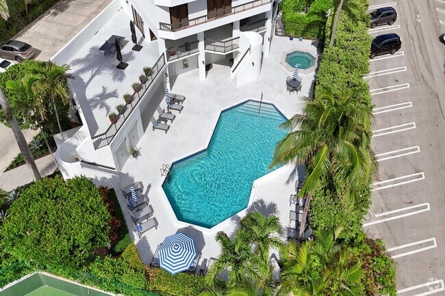 Building Photo - 120 S Ocean Blvd Unit 1A Rental