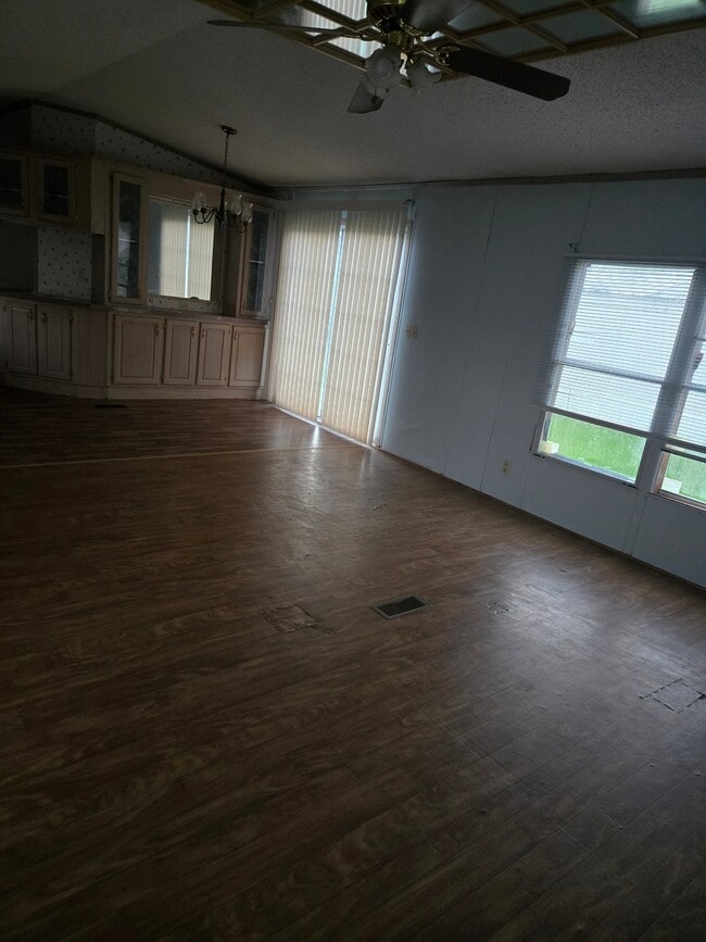 Photo - 930 LA-557