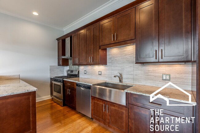 Building Photo - 1533 W Warren Blvd Unit 407