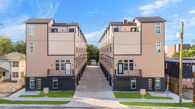 Building Photo - 727 W 10th St