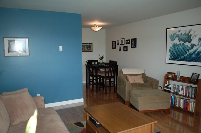 Este mes se pintará de un blanco perlado. Es muy espacioso, con un concepto abierto que integra el comedor y la sala de estar. - 320 Melrose Ave E Unidad 504