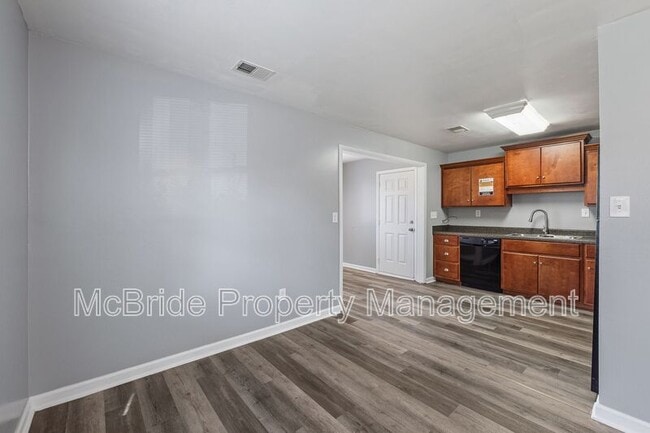 Photo - 902 Alfred St NE