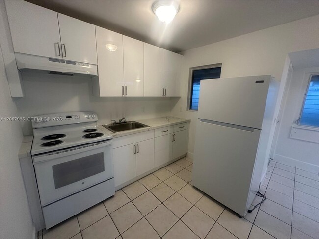 Building Photo - 3404 SW 14th St Unit R