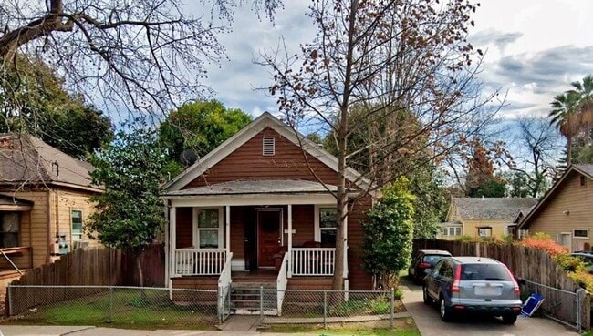 Building Photo - Classic Chico House! Available for Summer ... Unit 629 W 6th Street