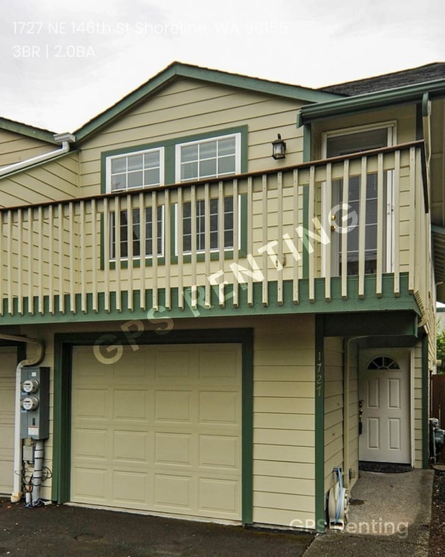 Building Photo - Shoreline Townhouse with great fenced yard...