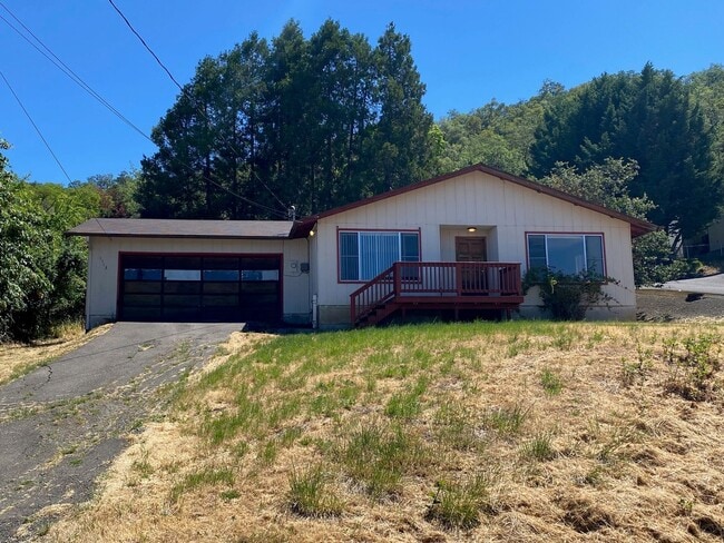 Building Photo - ~Centrally Located 3 Bedroom Home~