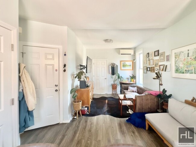 Building Photo - 41-22 23 AVENUE Unit 3 Rental