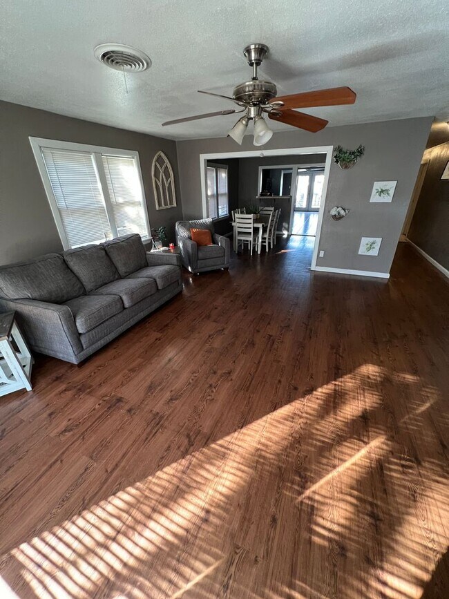 Building Photo - 2312 15th St Unit Front