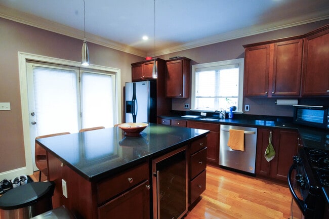 Building Photo - 95 Dix St Unit 2