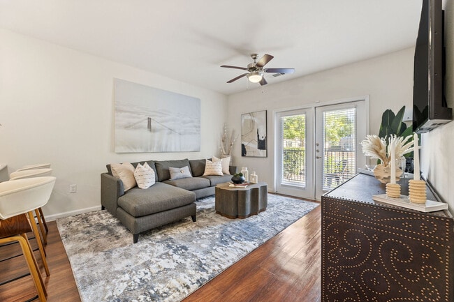 1BD, 1BA - 775SF - Living Room