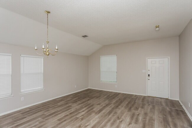 1203 Hampton Dr