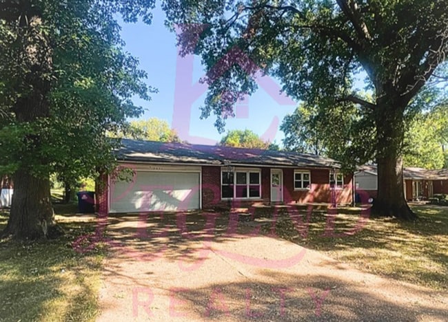 Building Photo - Charming 3-Bedroom 2 Full Bathroom Home