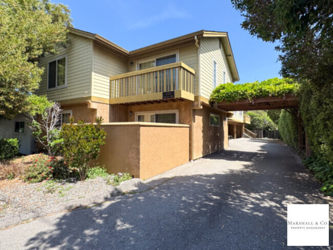 Building Photo - MUST SEE!  LARGE 1BR/1BA, 4-Plex,UPDATED, ... Rental
