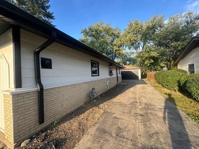 Photo - 595 W Elk Grove Blvd