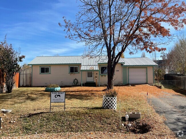 Building Photo - Three Bedroom Bayfield House with Large Fe...