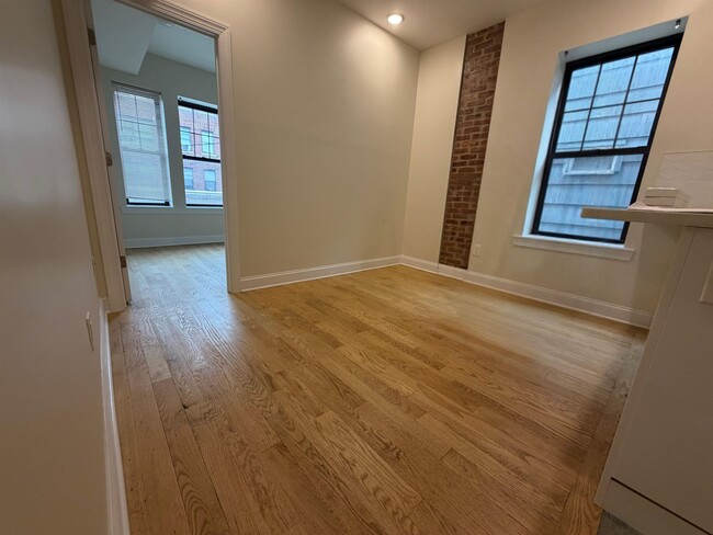 Building Photo - 84 Van Wagenen Ave Unit 1L