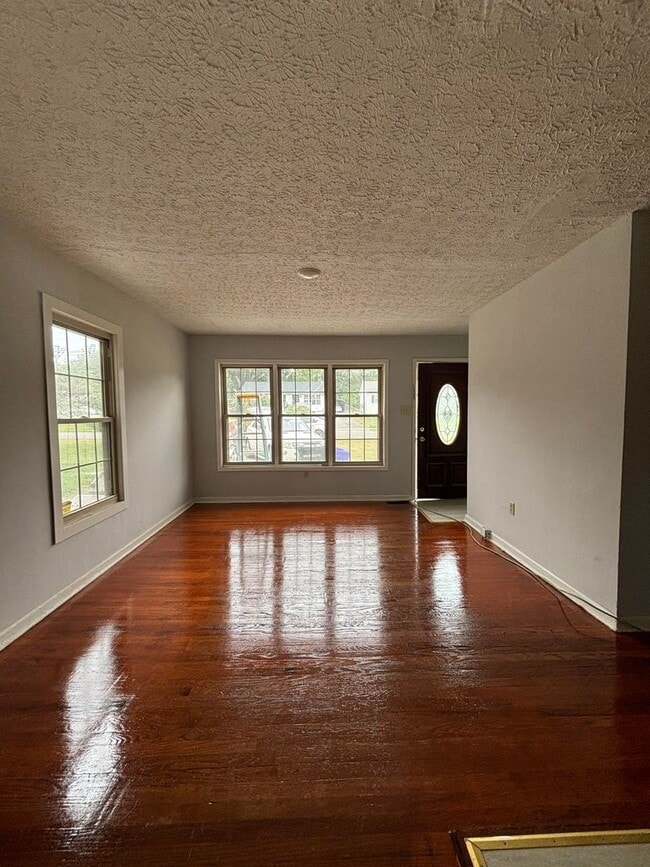 Building Photo - 1733 Holly Dr