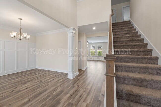 Photo - 585 Hampton Dr