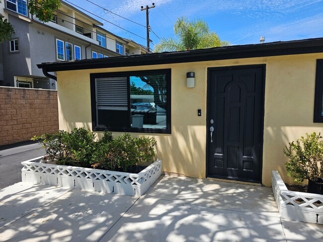 Building Photo - Costa Mesa.  1 bedroom, 1 bathroom.  Duplex
