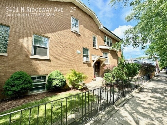 Building Photo - 3401 N Ridgeway Ave Unit 2F