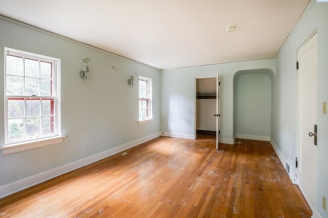 Photo - 975 NE B St