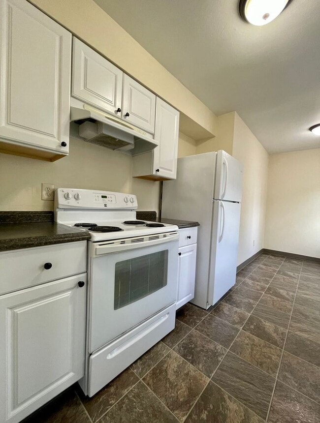 Photo - Montavilla 2 Bedroom Upstairs Apartment w/ A/C and Off Street Parking~ PETS WELCOME! 95 Walksco Unit 9039