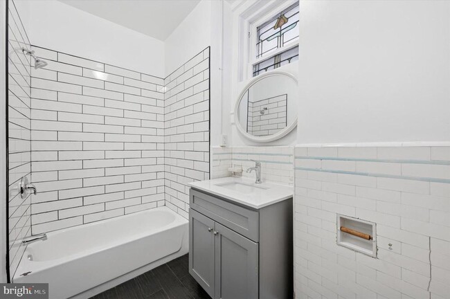 Building Photo - 4928 Walnut St Unit 2