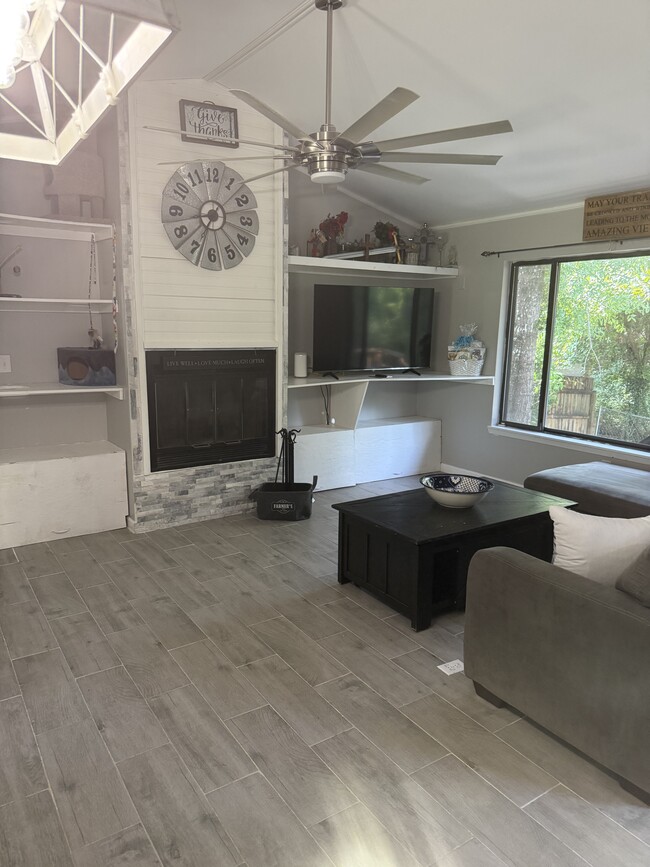 Sala de estar de concepto abierto con chimenea real. - 109 Cedar Ridge Way