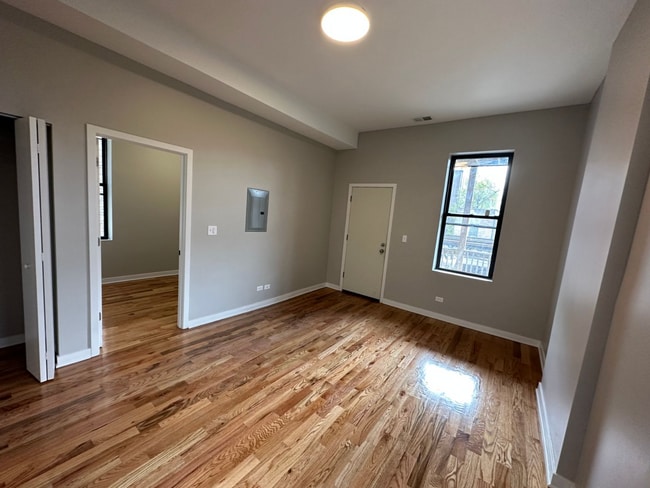 La sala de estar se comunica con el dormitorio 1. - 3513 N Sheffield Ave Unidad 1R