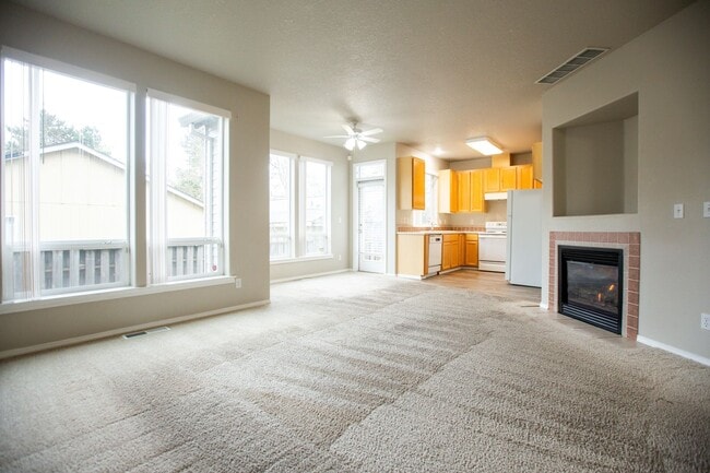 Photo - 3 Bedroom Town Home Close to Nike Available !