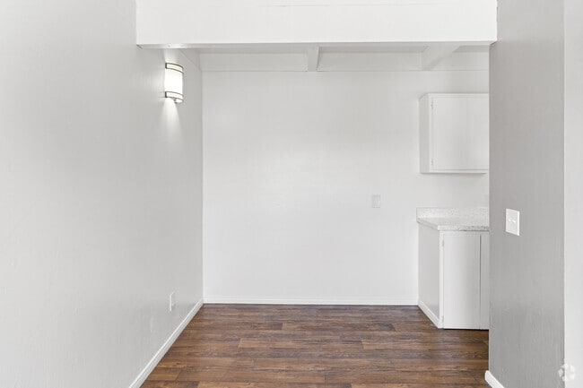 1BR, 1BA - 650SF - Classic - Dining Room - Porta Rossa Apartments