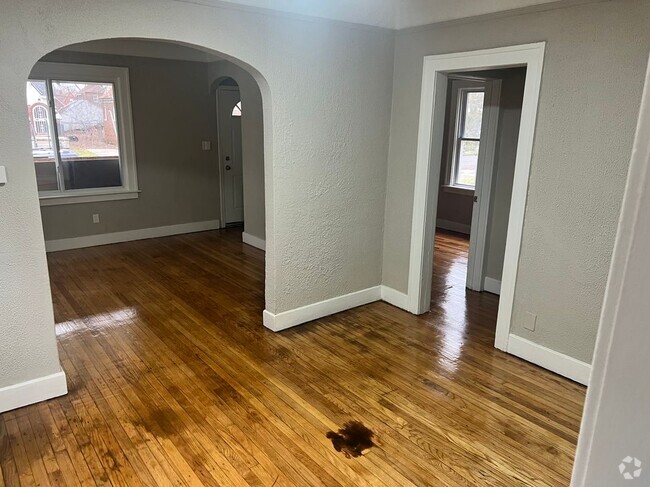 Building Photo - 9950 Mark Twain St Rental