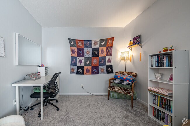 1BR, 1BA - 725SF - Den