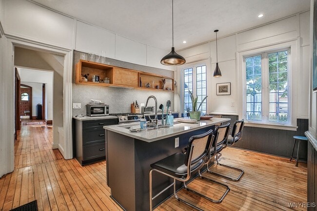 Photo - 298 Jersey St