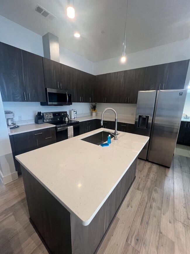 Photo - 1100 Peters St