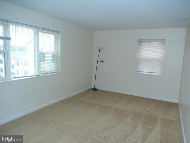 Building Photo - 3045 Patrick Henry Dr Unit 301