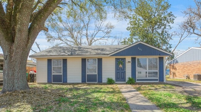 Photo - 701 Churchill Dr House