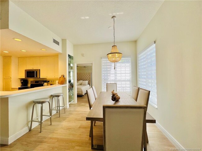 Building Photo - 411 NE Plantation Rd Unit 526