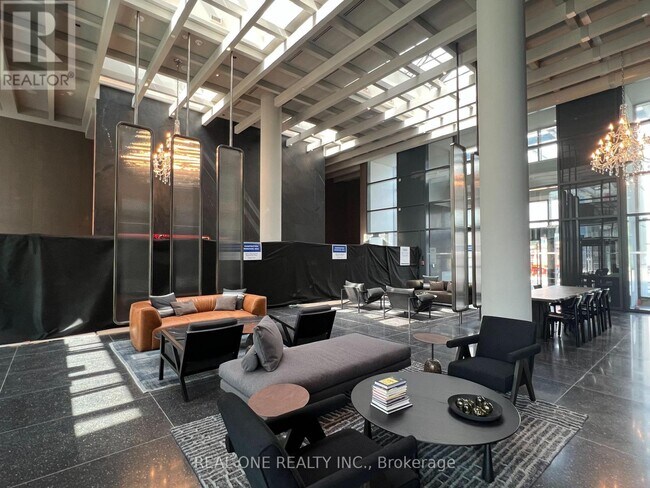 Photo - 28 Interchange Wy Unité 4215