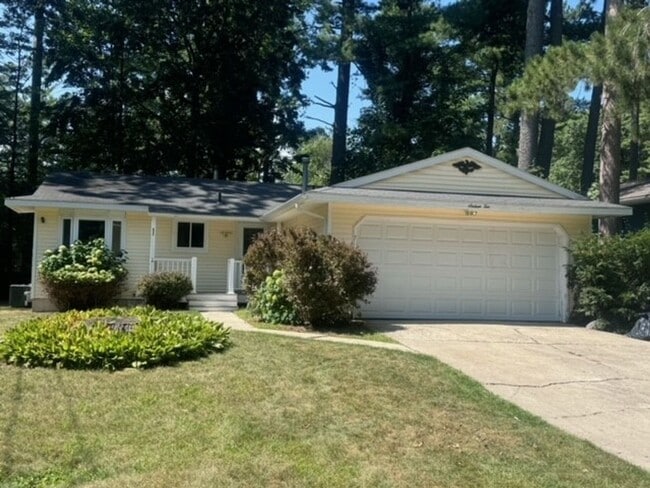 Building Photo - CHARMING HOME ON EAST SIDE OF TRAVERSE CITY NEAR NMC