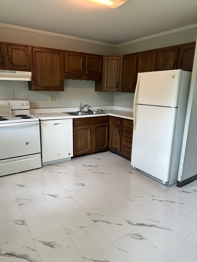 Photo - 1800 Brook St