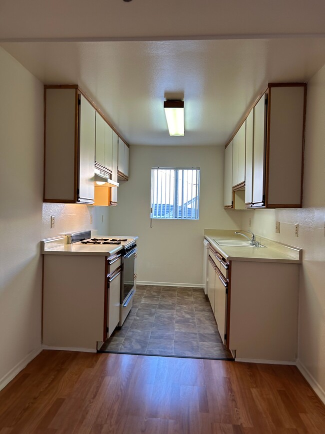 623 E Tujunga Ave Unit 102