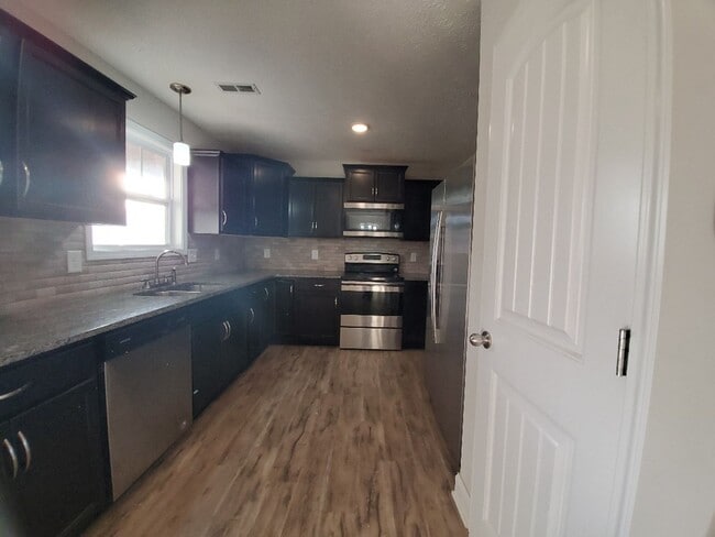 Photo - 3 Bedroom 2 Full Bath Dog Friendly Home For Rent!