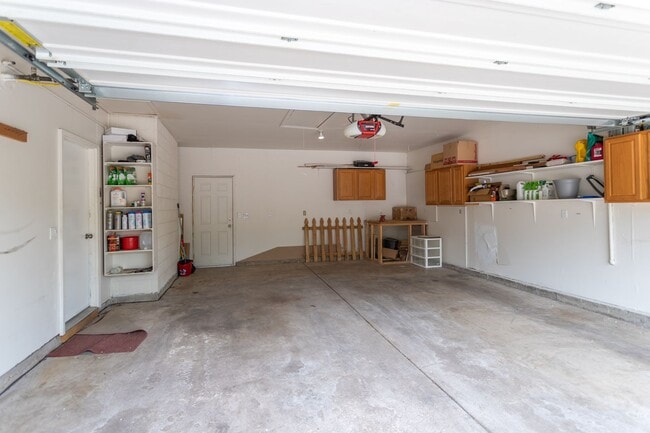 Building Photo - BEAUTIFUL 4BD SPLIT-LEVEL HOME in VILLA LO...