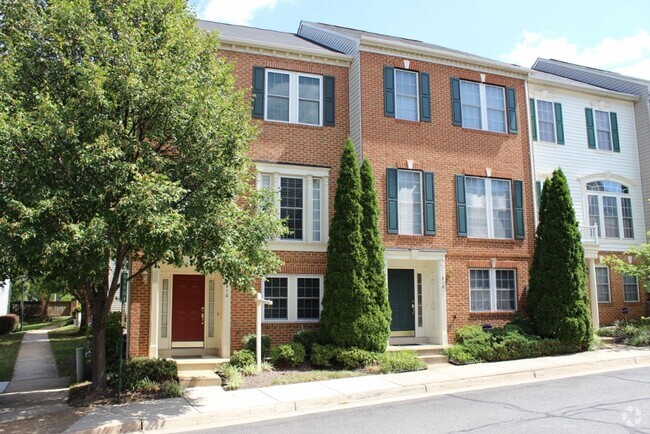 Building Photo - Lovely 3 Bedroom 2.5 Bath Townhome with De...