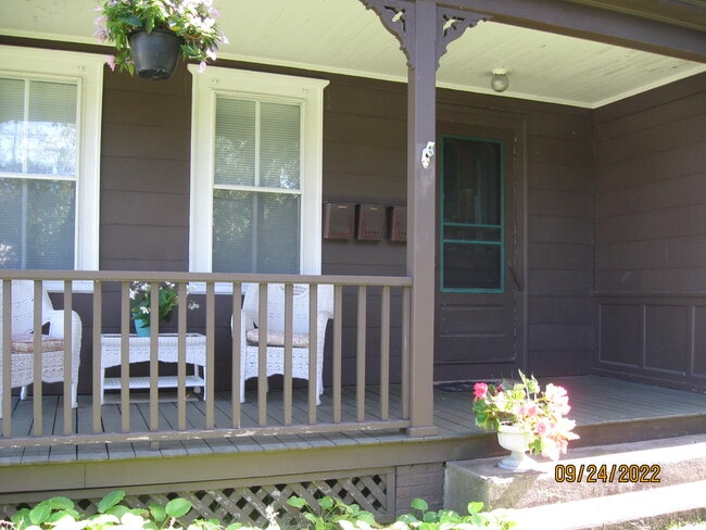 Photo - 461 High St Unidad Apartment B