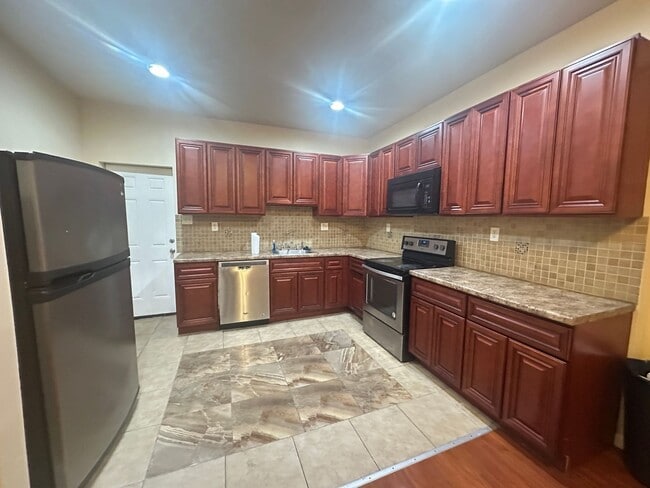 Building Photo - 5446 Walnut St Unit 1FL