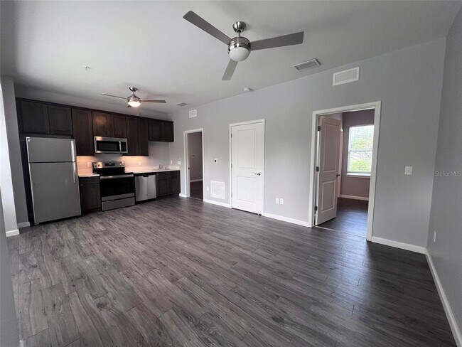 Building Photo - 204 NW 18th St Unit 7